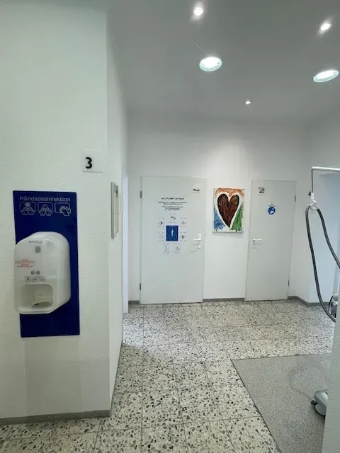 Praxisflur mit warmer Atmosphäre
