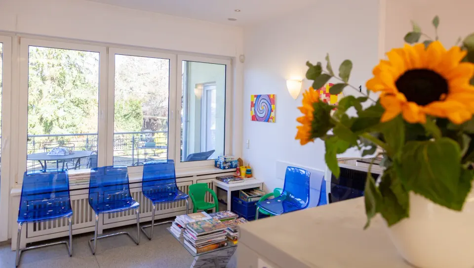 Wartebereich der Praxis mit Blick ins Grüne
