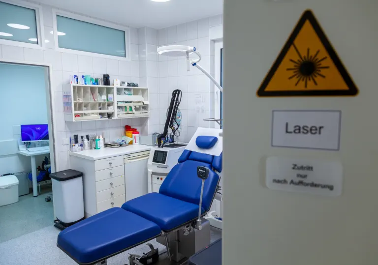 Laser-Behandlungsraum/OP der Praxis