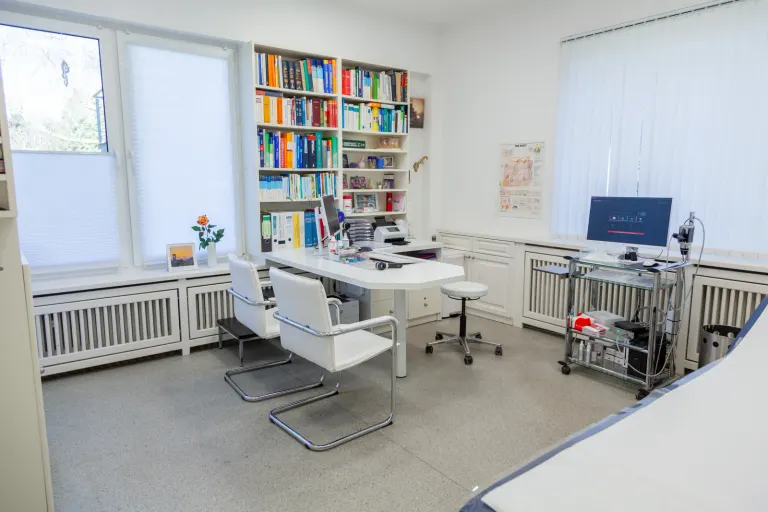 Moderner Behandlungsraum der Hautarztpraxis